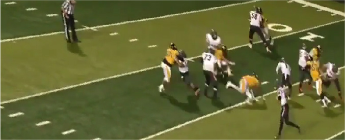 Copertina di Football Usa, spettacolare touchdown: giocatore carambola in aria