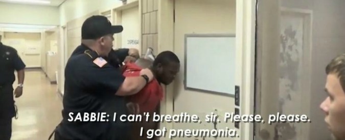 Copertina di Usa, detenuto afroamericano muore dopo aggressione di 6 agenti. Per 19 volte ha implorato: “Non respiro”