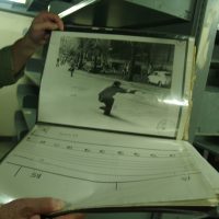 La foto simbolo degli Anni di Piombo. Era il 1977 e il fotografo Pedrizzetti immortale in via De Amicis il militante che spara con una P38. Nei disordini di quel giorno un proiettile colpì e uccise l’agente Antonio Custra
