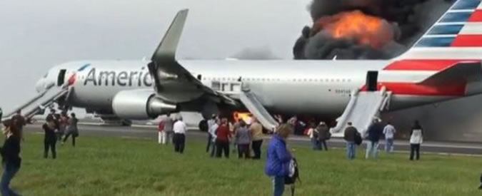 Copertina di Usa, aereo dell’American Airlines in fiamme sulla pista di Chicago. Evacuati 160 passeggeri