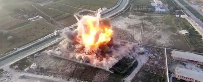 Copertina di Afghanistan, l’autobomba dei talebani esplode in diretta. La deflagrazione violentissima vista dal drone