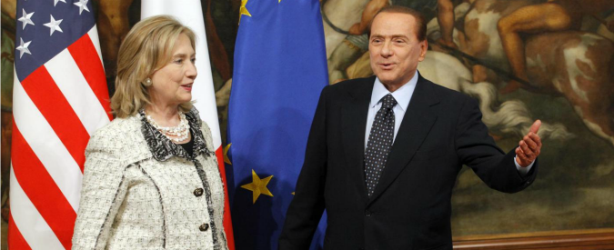 Wikileaks, Hillary Clinton: “Ho sentito uomini adulti piangere”. E imita la voce di Berlusconi