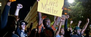 Copertina di Usa, 18enne afroamericano ucciso dalla polizia. Black Lives Matter: “Teneva le mani in alto”