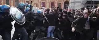 Copertina di Bologna, torna l’autoriduzione in mensa: scontri fra collettivi e polizia davanti all’ateneo