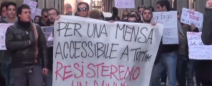 Copertina di Bologna, continua la protesta degli studenti contro il caro mensa: “Chiediamo equità e ci manganellano”