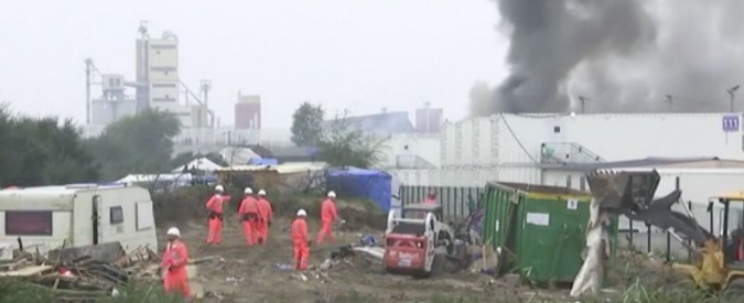 Copertina di Calais, brucia la Giungla. Incendi e fuoco durante lo sgombero. Autorità: “Preoccupante”
