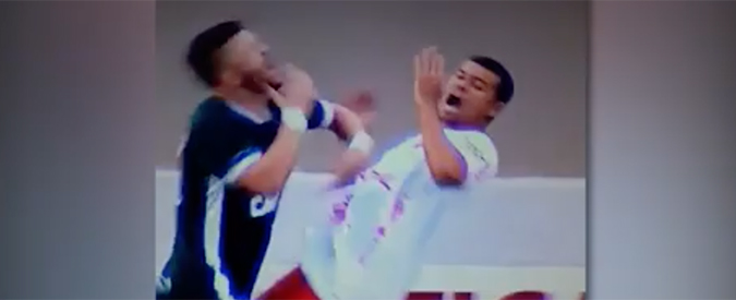 Copertina di Calcio, quando la simulazione è imbarazzante: giocatori cadono all’unisono