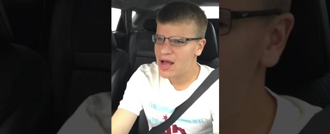 Copertina di Si riprende al volante mentre canta il suo pezzo preferito, ma il finale è col botto