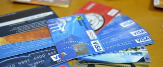 Copertina di Carte di credito, Antitrust: “Vietato far pagare di più a chi le usa online”. Multate due compagnie aeree