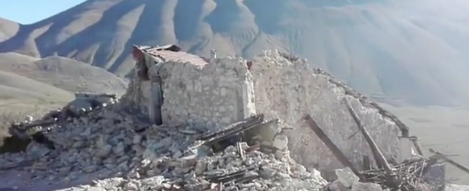 Copertina di Terremoto, a piedi tra le rovine di Castelluccio di Norcia