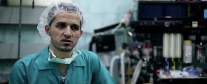 Copertina di Aleppo, 5200 bambini morti sotto le bombe. Il chirurgo: “Lavoriamo giorno e notte, ci riposiamo tra un’operazione e l’altra”