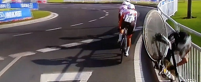 Copertina di Troppo caldo per pedalare? Malore con caduta per una ciclista olandese in Qatar