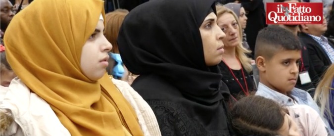 Copertina di Profughi, c’è un’Italia che li aspetta con mazzi di fiori: “Famiglia di Aleppo sarà in casa privata”