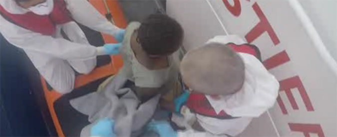 Copertina di Migranti, il salvataggio di una donna incinta e di un bambino