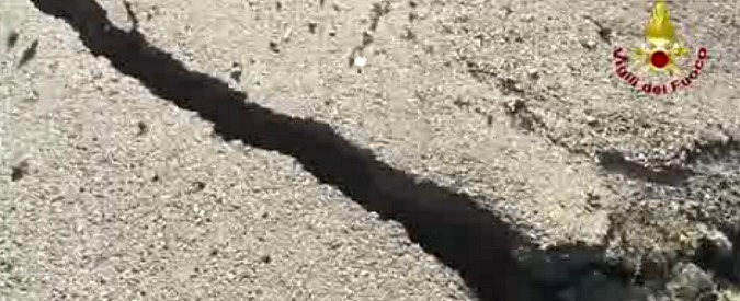 Copertina di Crepe in strada e case avvolte dal fumo dopo i crolli