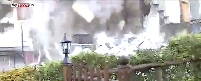 Copertina di Terremoto, la casa di Visso crolla in diretta dopo la scossa delle 7.40