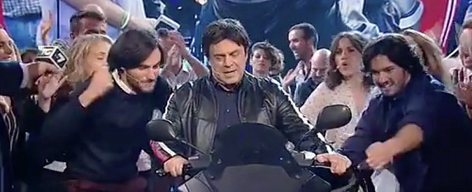 Copertina di Crozza diventa Di-BBA, il Supereroe M5S: “Assessori Raggi? Quelli capaci non li troviamo”