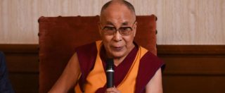 Copertina di Dalai Lama a Milano, Tenzin Gyatso riceve la cittadinanza onoraria. La Cina protesta: “La scelta del Comune ci ferisce”