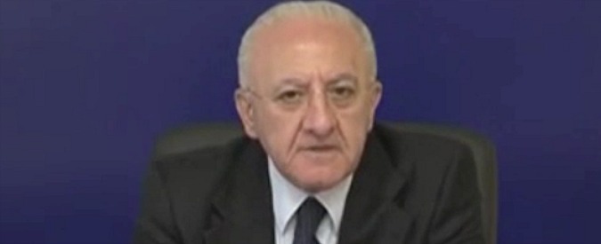 Copertina di M5S, De Luca vs Di Maio: “Sfaccendato che sbaglia i congiuntivi e non sa leggere le mail. Eppure vuole fare il premier”