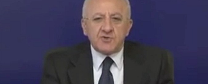 Copertina di Costi politica, De Luca vs M5S: “Parlamentari a 3mila euro al mese? Ipocrisia. Grazie a Di Maio scopriamo che è impossibile”