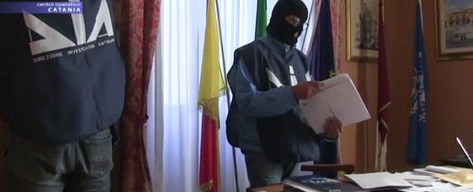 Copertina di Aci Catena, tangenti sugli appalti del Comune. Le intercettazioni: “Gita in campagna” per spartirsi i soldi