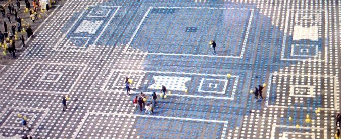 Copertina di Milano, piazza Duomo apparecchiata con 10mila piatti vuoti contro la fame nel mondo (e gli sprechi di cibo)