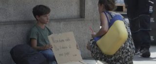 Copertina di Milano, in stazione c’è un bimbo mendicante. L’esperimento sociale che spiazza: “Non soldi ma fiducia per papà”