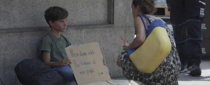 Copertina di Milano, in stazione c’è un bimbo mendicante. L’esperimento sociale che spiazza: “Non soldi ma fiducia per papà”