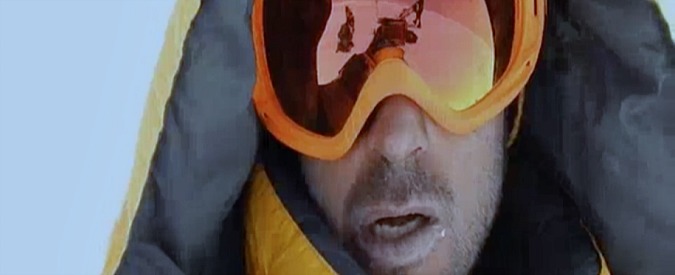 Copertina di Senza ossigeno sull’Himalaya, il poliziotto di Bressanone ce la fa. Sfinito e senza voce gira video