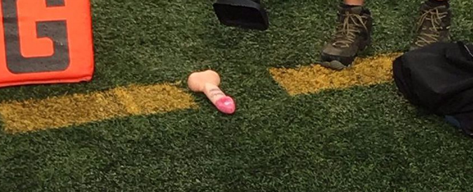 Copertina di Football americano, c’è un fallo in campo. Ma non ha molto a che fare con le regole del gioco