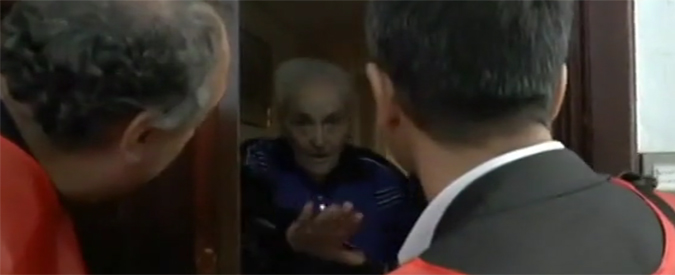 Copertina di Riforme, a Roma Fassina fa campagna per il No porta a porta, ma viene preso per un ambulante