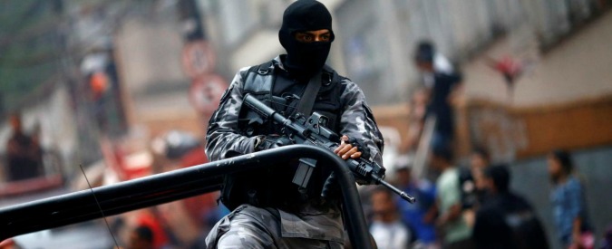 Crimine e favelas, il libro di Luigi Spera: la pacificazione impossibile di Rio, dove la polizia uccide quanto i narcos