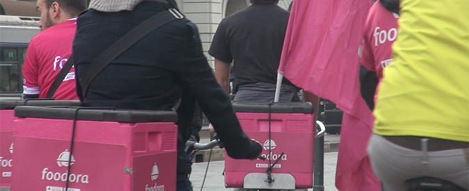 Copertina di Foodora, parlano i lavoratori in stato d’agitazione: “Al posto dei licenziamenti ci hanno bloccato la app per i turni”