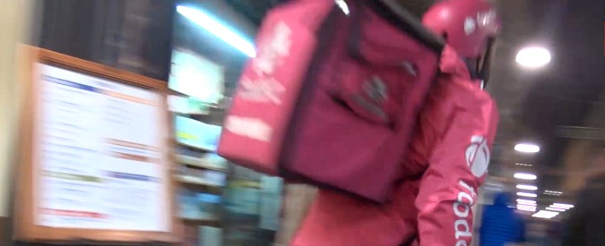 Copertina di Foodora, una notte insieme a Daniele, rider a Torino. “Il cottimo è un rischio e ci rimette anche il cliente”