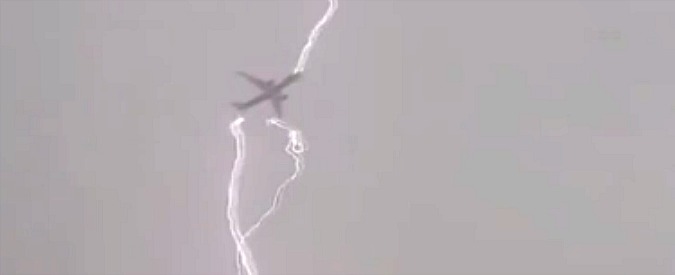 Copertina di Decollo con temporale, le spettacolari immagini dell’aereo colpito da un fulmine