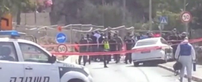 Copertina di Attentato a Gerusalemme, 2 morti e 6 feriti. Ucciso l’attentatore: le immagini della sparatoria