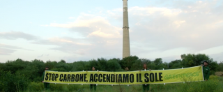 Copertina di Reggio Calabria, climber di Greenpeace sulla ciminiera: “Italia fuori dall’era del carbone”