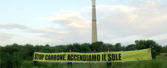 Copertina di Reggio Calabria, climber di Greenpeace sulla ciminiera: “Italia fuori dall’era del carbone”