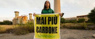 Copertina di Greenpeace, proteste contro la costruzione di una centrale a carbone in Calabria: “Investiamo nelle energie rinnovabili”