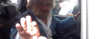 Copertina di Grillo all’invalida civile che chiede aiuto: “Prenda il mio biglietto, queste cose si fanno in privato”