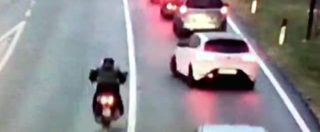 Copertina di Macchina ‘abbatte’ motociclista a Laives. L’impatto è violento, ma lui rimane illeso