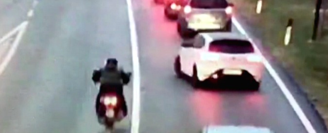 Copertina di Macchina ‘abbatte’ motociclista a Laives. L’impatto è violento, ma lui rimane illeso
