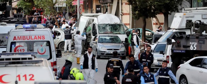 Copertina di Turchia, bomba esplode a Istanbul davanti a un commissariato di polizia. “Dieci feriti” (FOTO – VIDEO)
