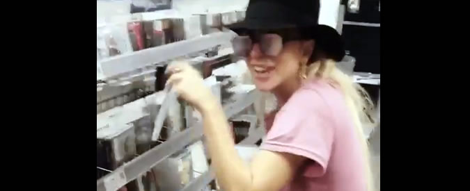 Lady Gaga beccata in un negozio di musica mentre “promuove” a modo suo ‘Joanne’