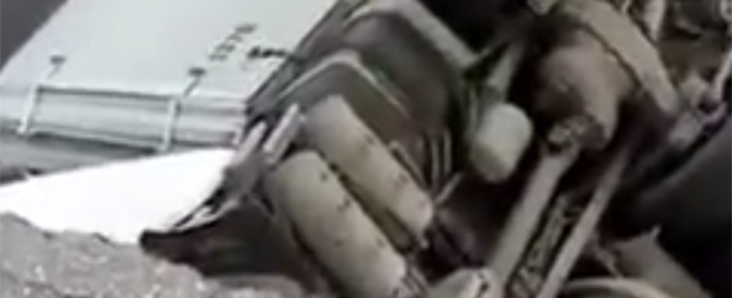 Copertina di Lecco, le immagini del crollo del cavalcavia: camion travolge macchine