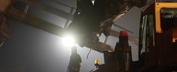 Copertina di Lecco crollo cavalcavia, recuperata salma dell’automobilista. Nencini: “Accertare velocemente le responsabilità”