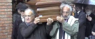 Copertina di Dario Fo: folla alla camera ardente poi il corteo funebre verso piazza Duomo