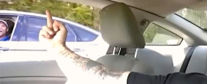 Copertina di Ma dove vai se la pistola non ce l’hai? E la lite tra automobilisti si placa in un istante, con 22milioni di views