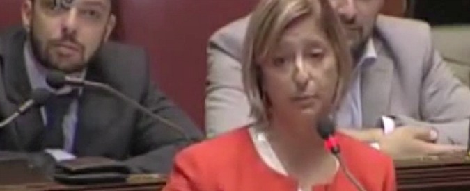 Copertina di Costi politica, Roberta Lombardi (M5S): “Taglio delle indennità? Oggi basta un sì”