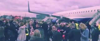 Copertina di Londra, City Airport evacuato per “incidente chimico”. Le immagini dai social network